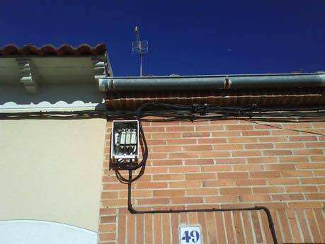 Acometida eléctrica aérea con CGP en fachada de vivienda unifamiliar