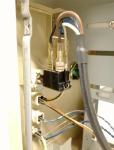 Interruptor de alimentación con conexión faston de una caja de ordenador baby-AT