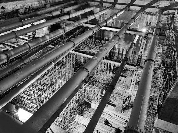 Tuberías y estructura metálica de una instalación industrial