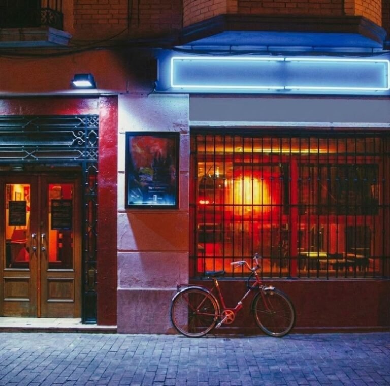 Exterior de un local de hostelería destinado a amenización musical.