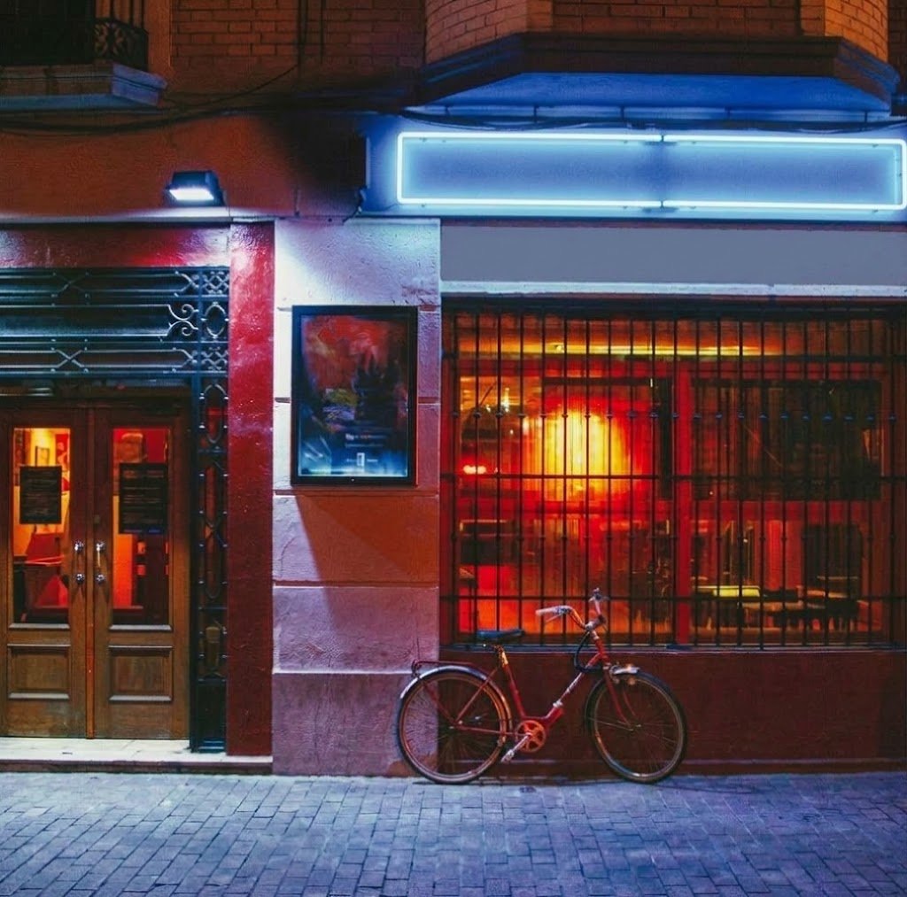 Exterior de un local de hostelería destinado a amenización musical.